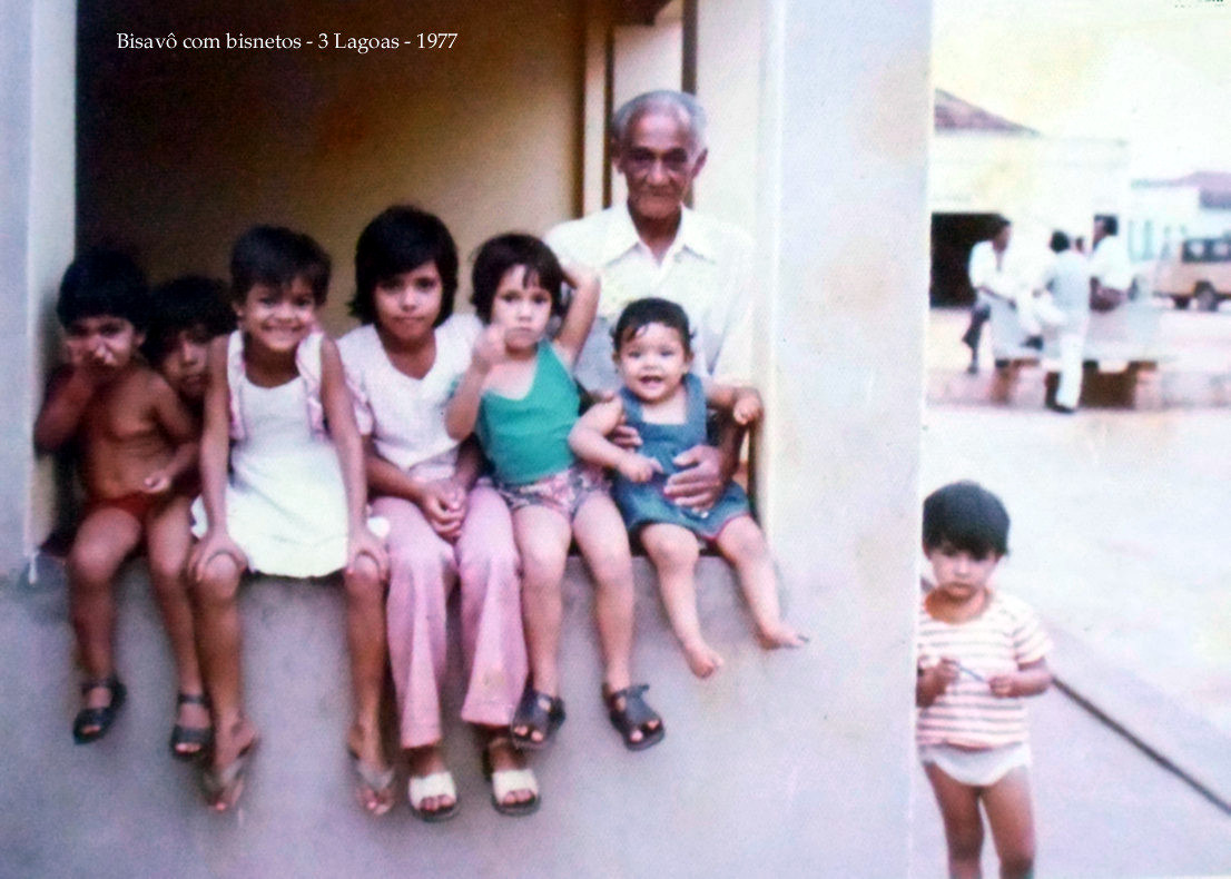 Bisavô e bisnetos - 3 Lagoas - 1977.jpg